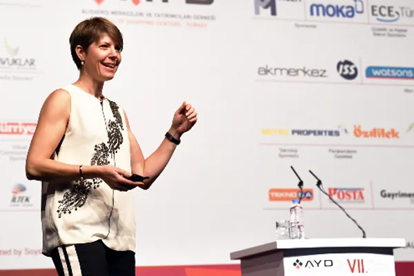 Kathrine Heiberg speaking at a shopping center conference
